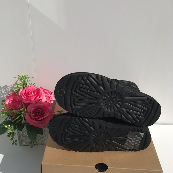 UGG Classic Zodiac Short Boots - Picture 6 of 8